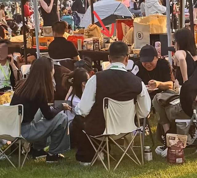 杜江 黄渤 颖儿现身孩子学校活动，森碟诺一出镜高挑 杜江给女儿拍照