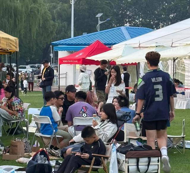 杜江 黄渤 颖儿现身孩子学校活动，森碟诺一出镜高挑 杜江给女儿拍照