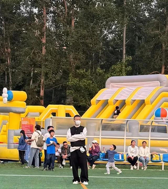 杜江 黄渤 颖儿现身孩子学校活动，森碟诺一出镜高挑 杜江给女儿拍照