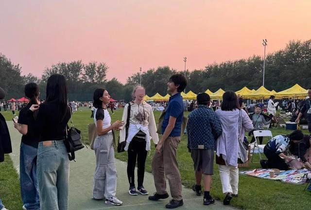 杜江 黄渤 颖儿现身孩子学校活动，森碟诺一出镜高挑 杜江给女儿拍照