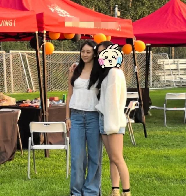 杜江 黄渤 颖儿现身孩子学校活动，森碟诺一出镜高挑 杜江给女儿拍照