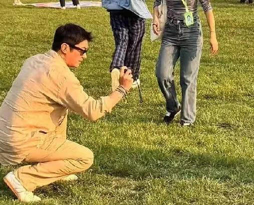 杜江 黄渤 颖儿现身孩子学校活动，森碟诺一出镜高挑 杜江给女儿拍照