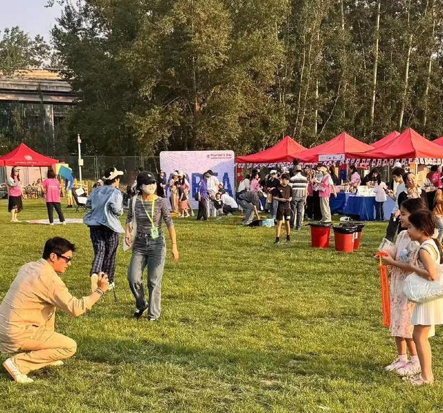 杜江 黄渤 颖儿现身孩子学校活动，森碟诺一出镜高挑 杜江给女儿拍照