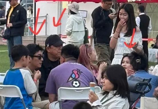 杜江 黄渤 颖儿现身孩子学校活动，森碟诺一出镜高挑 杜江给女儿拍照