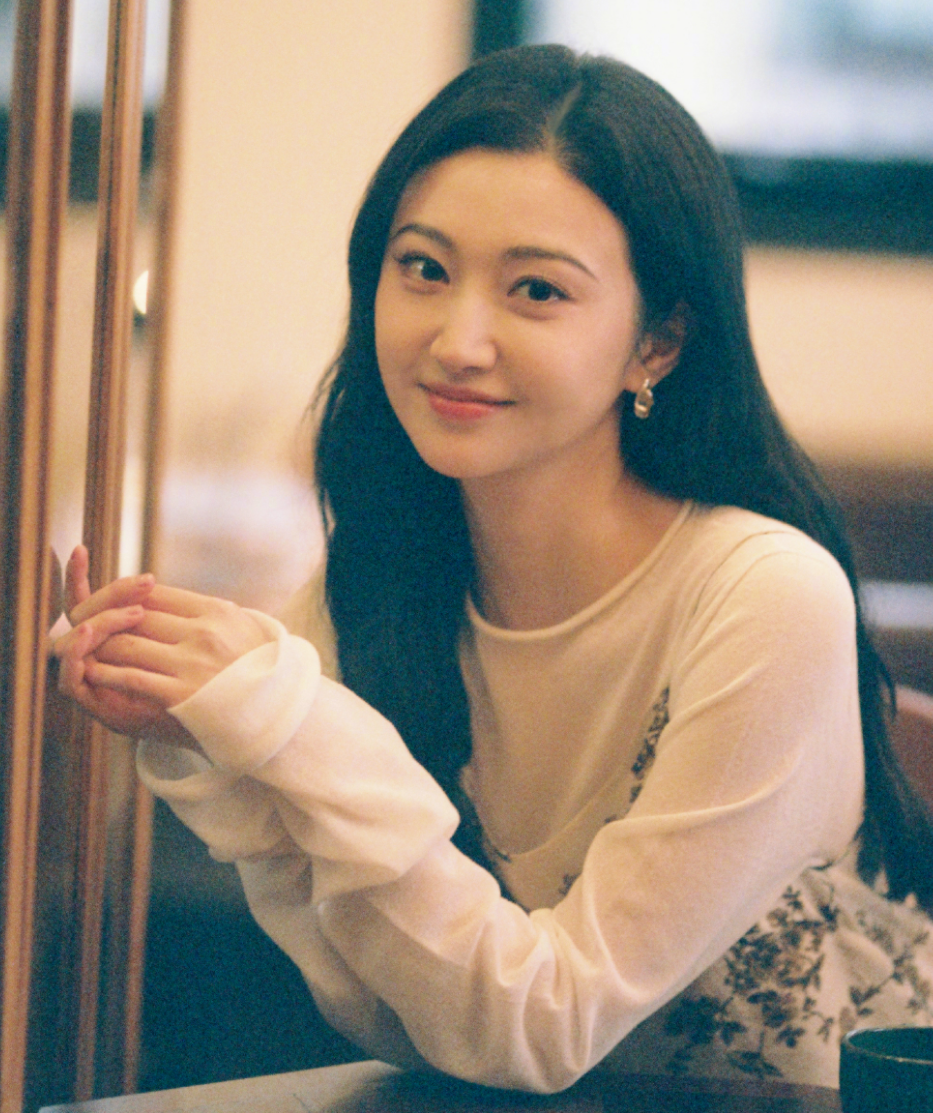 36岁景甜增肥后变化好大，穿蓝色高领毛衣怼脸拍也好美，气质温婉满脸福相