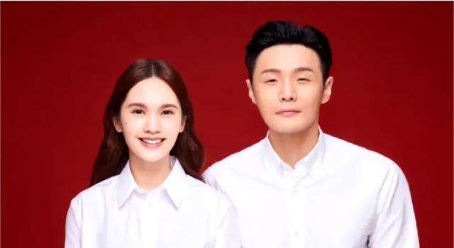 杨丞琳李荣浩厦门机场被偶遇，杨丞琳扎双马尾，两人手牵手秀恩爱-图4