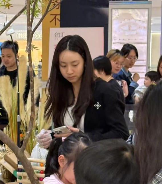 田亮17岁女儿素颜出街，森碟下巴后缩明显变好了-图2