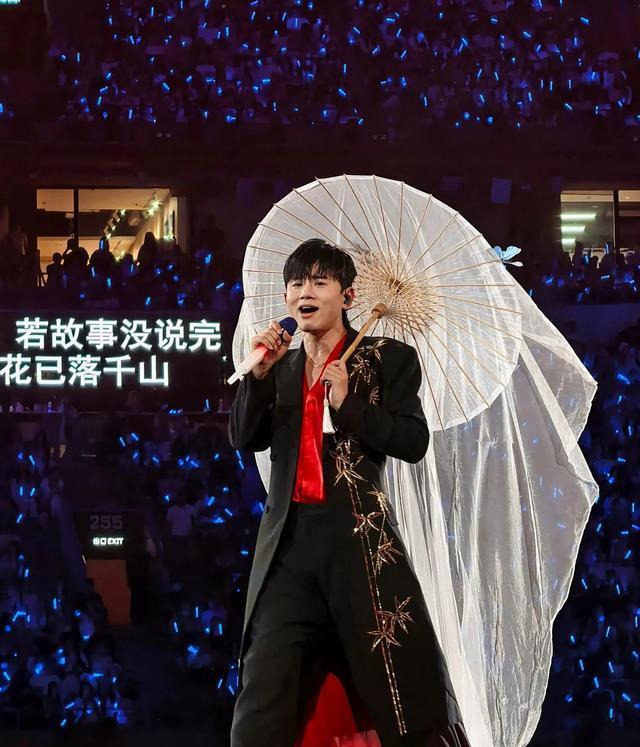 张杰妈妈现身儿子演唱会母子如复制黏贴 妈妈衣品跟谢娜妈有的一拼-图6