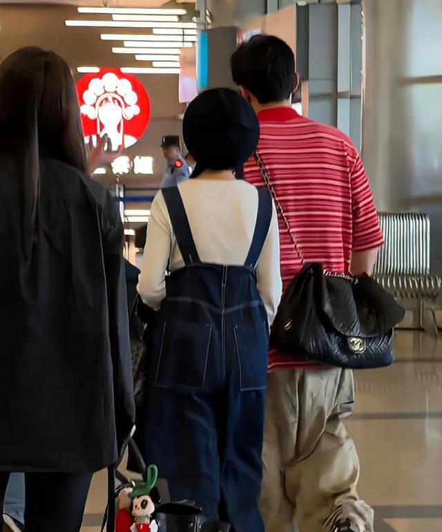 杨丞琳李荣浩厦门机场被偶遇，杨丞琳扎双马尾，两人手牵手秀恩爱-图2