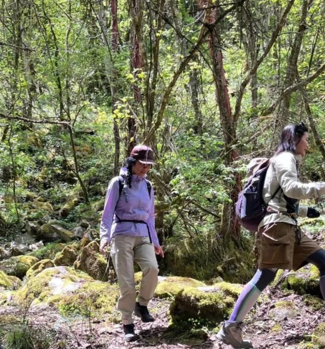 62岁半退圈韦唯川西徒步被偶遇，车祸后恢复如初，山间开嗓被围观-图5