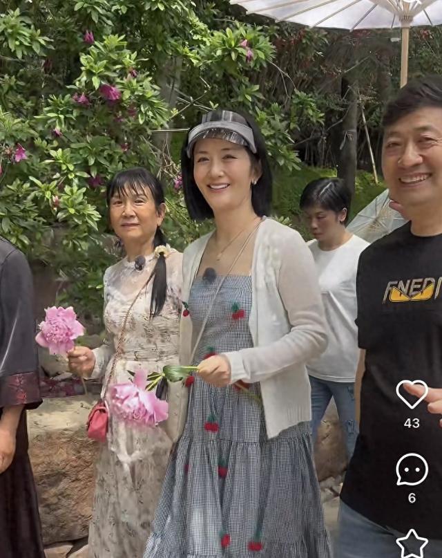 张杰妈妈现身儿子演唱会母子如复制黏贴 妈妈衣品跟谢娜妈有的一拼-图8
