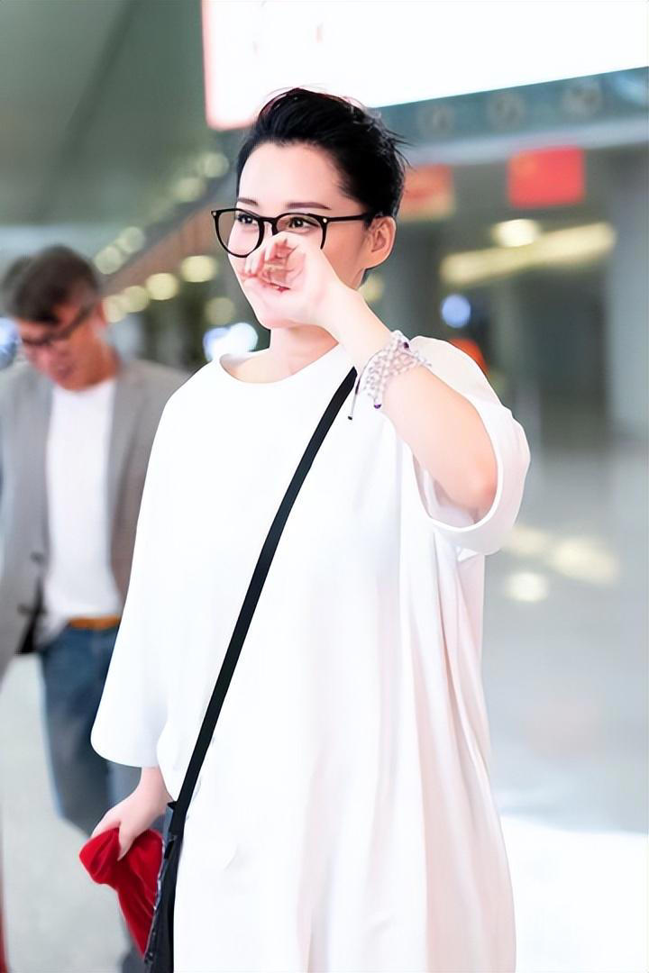 许晴再老都要装少女，穿t恤连衣裙走机场，哪里像56岁的女人？