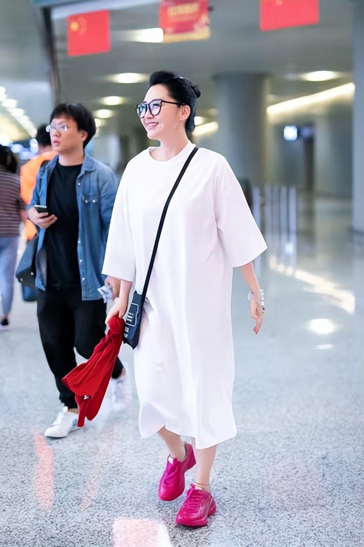 许晴再老都要装少女，穿t恤连衣裙走机场，哪里像56岁的女人？