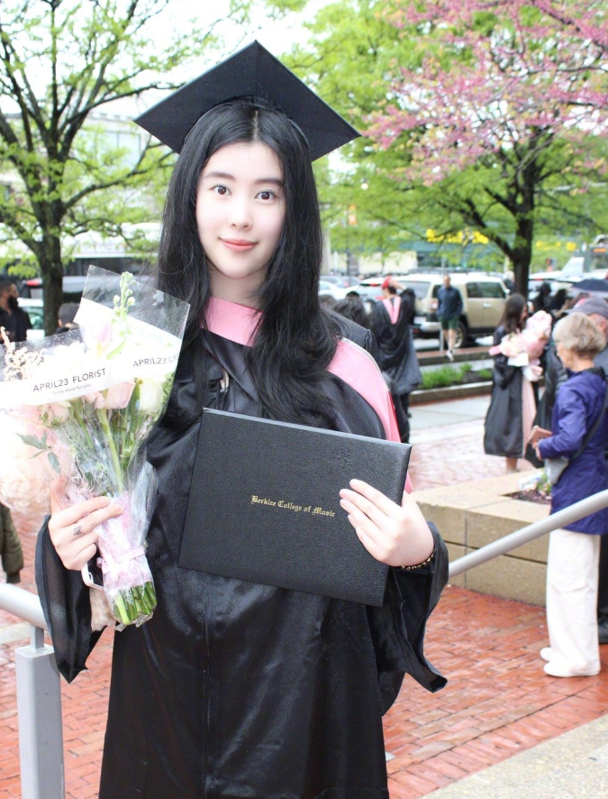 杨子晒大女儿名校毕业照，22岁杨海润素颜清纯不输黄圣依！一代才女遗传高颜值