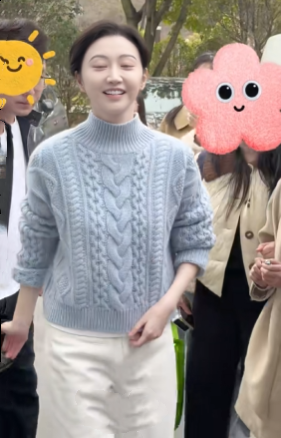 36岁景甜增肥后变化好大，穿蓝色高领毛衣怼脸拍也好美，气质温婉满脸福相