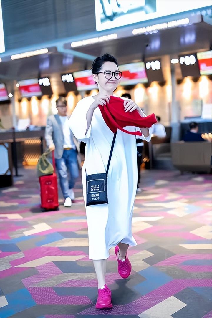许晴再老都要装少女，穿t恤连衣裙走机场，哪里像56岁的女人？