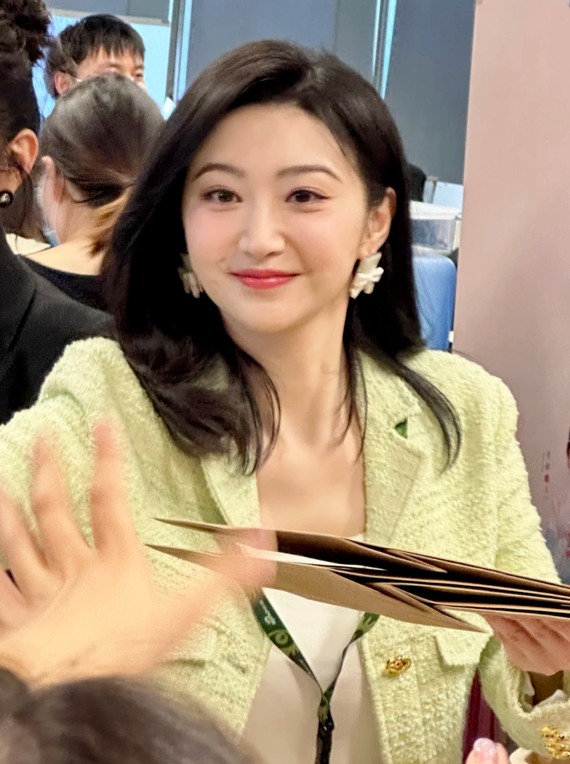 36岁景甜增肥后变化好大，穿蓝色高领毛衣怼脸拍也好美，气质温婉满脸福相