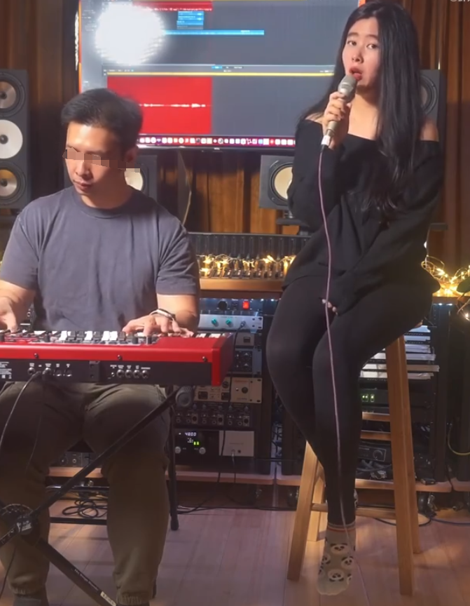 杨子晒大女儿名校毕业照，22岁杨海润素颜清纯不输黄圣依！一代才女遗传高颜值