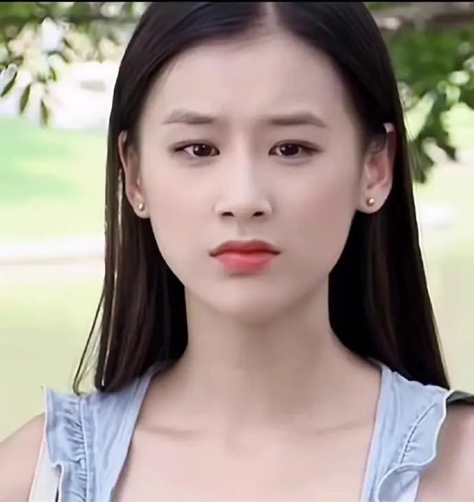 杨子晒大女儿名校毕业照，22岁杨海润素颜清纯不输黄圣依！一代才女遗传高颜值