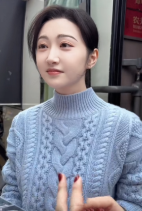 36岁景甜增肥后变化好大，穿蓝色高领毛衣怼脸拍也好美，气质温婉满脸福相