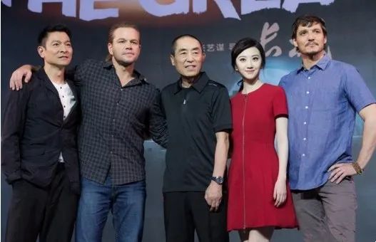 在娱乐圈中颜值被狠狠低估了的女明星，景甜应该算是其中一个，她在娱乐圈中一直处于不温不火的状态，不提她时，很少有人会想到她，但当她偶尔出现一次，又总是会惊艳人一把，还被大家称作“人间富贵花”。 每当提到景甜的名字，首先浮入大家脑海中的应该都是