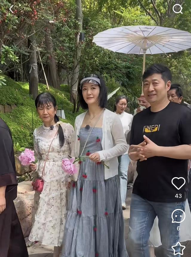 张杰妈妈现身儿子演唱会母子如复制黏贴 妈妈衣品跟谢娜妈有的一拼-图7