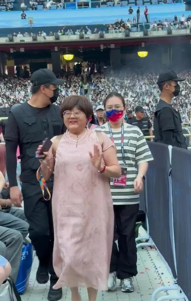 张杰妈妈现身儿子演唱会母子如复制黏贴 妈妈衣品跟谢娜妈有的一拼-图3