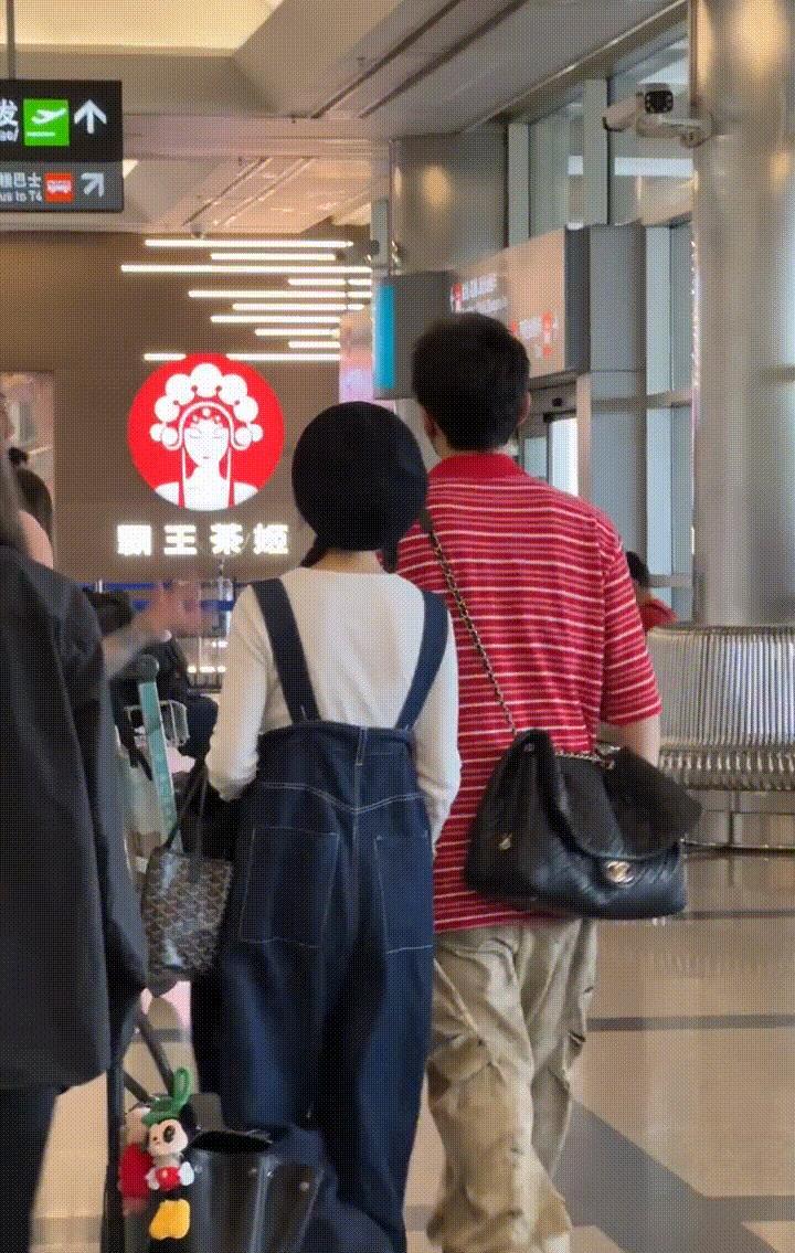 杨丞琳李荣浩厦门机场被偶遇，杨丞琳扎双马尾，两人手牵手秀恩爱-图6