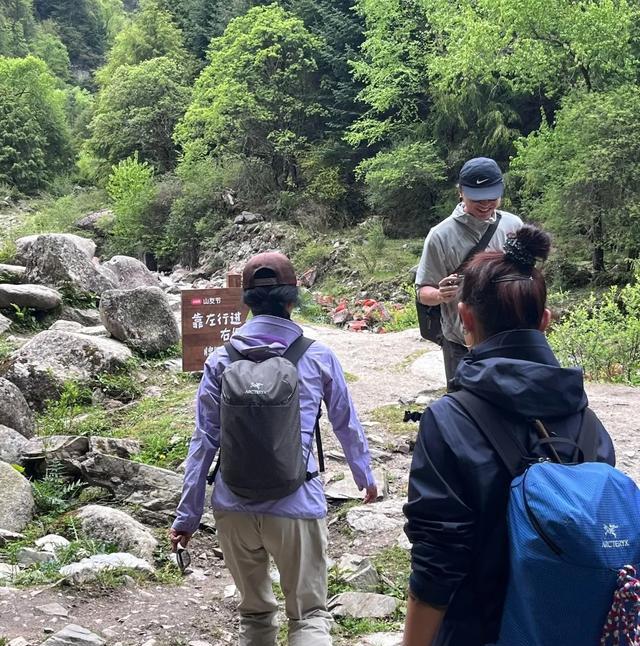 62岁半退圈韦唯川西徒步被偶遇，车祸后恢复如初，山间开嗓被围观-图3