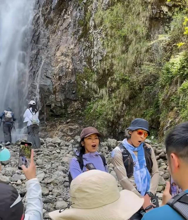 62岁半退圈韦唯川西徒步被偶遇，车祸后恢复如初，山间开嗓被围观-图8