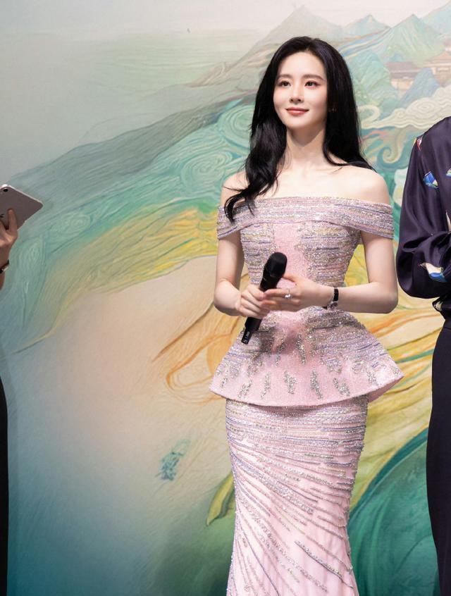 刘诗诗带火了“古典美”穿搭，3套裙装选长不选短，尽显清新脱俗