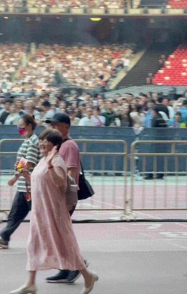 张杰妈妈现身儿子演唱会母子如复制黏贴 妈妈衣品跟谢娜妈有的一拼-图2