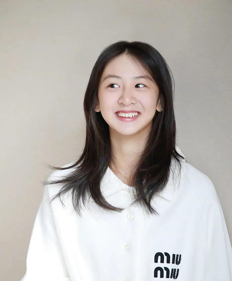 田亮17岁女儿素颜出街，森碟下巴后缩明显变好了-图4