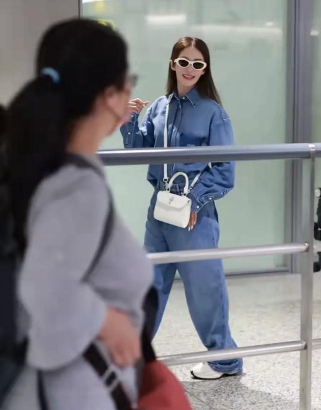 46岁萧亚轩晒“手推花车”状态好，穿牛仔套装似少女