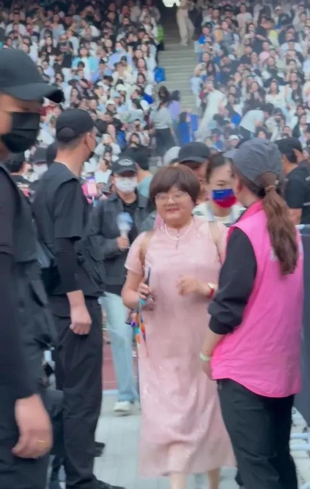 张杰妈妈现身儿子演唱会母子如复制黏贴 妈妈衣品跟谢娜妈有的一拼-图5