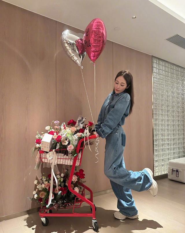 46岁萧亚轩晒“手推花车”状态好，穿牛仔套装似少女