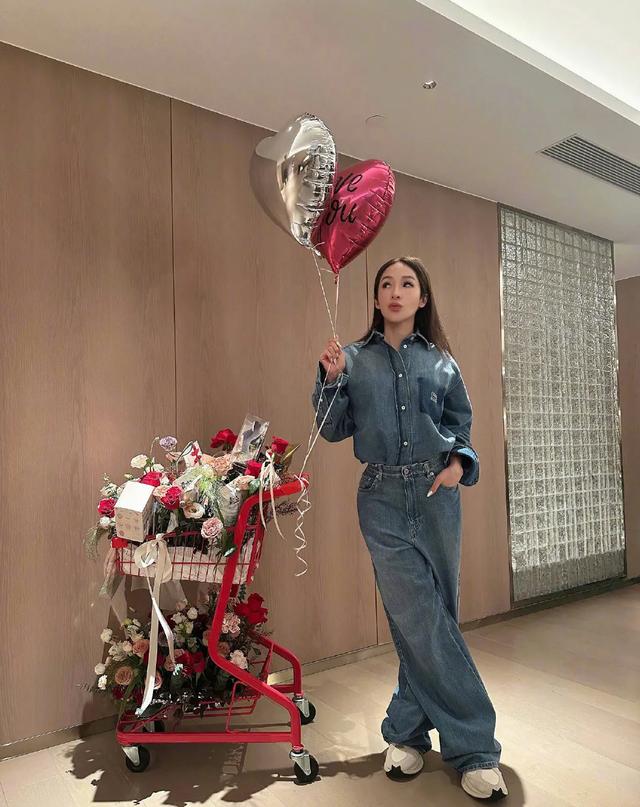 46岁萧亚轩晒“手推花车”状态好，穿牛仔套装似少女