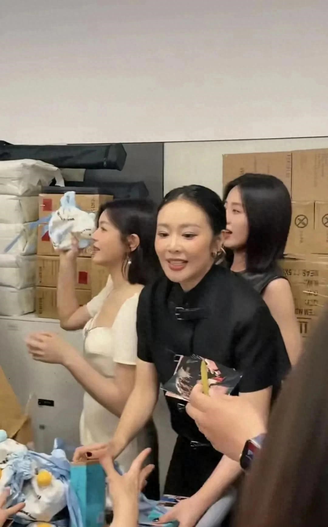 陈妍希高叶现身北京腾讯大厦扫楼，陈妍希太瘦高叶豪爽