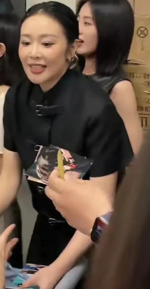 陈妍希高叶现身北京腾讯大厦扫楼，陈妍希太瘦高叶豪爽