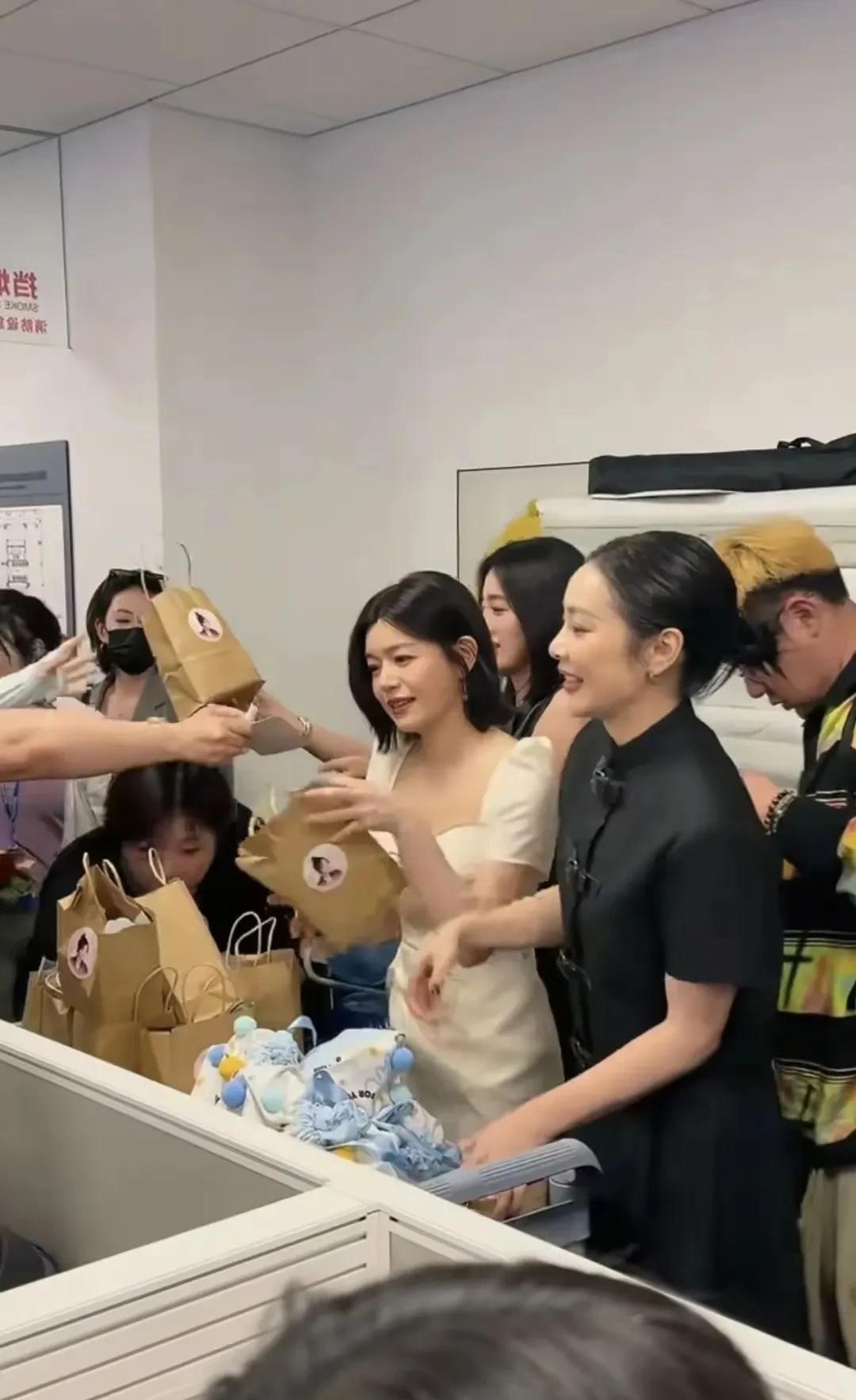 陈妍希高叶现身北京腾讯大厦扫楼，陈妍希太瘦高叶豪爽