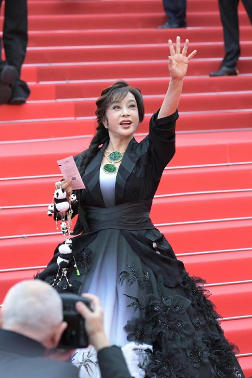 刘晓庆戛纳开幕式红毯戴巨型翡翠，文化自信闪耀！