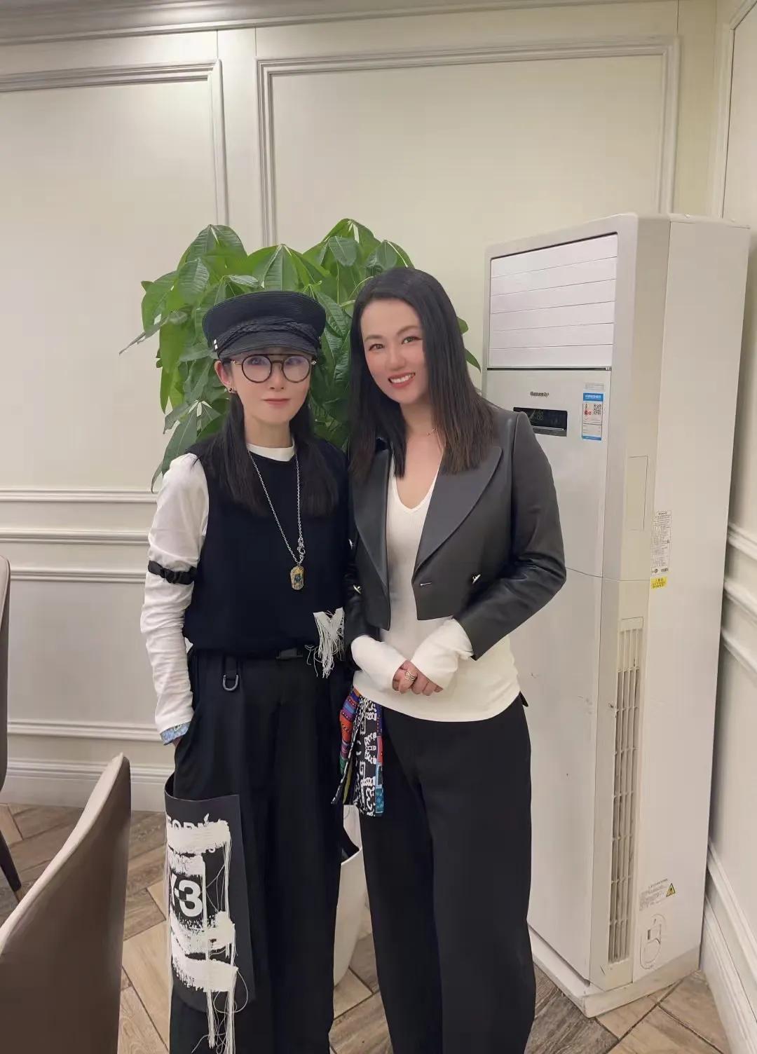 57岁张敏现身杭州，长相变化好大，变成了网红脸，身材看起来好瘦