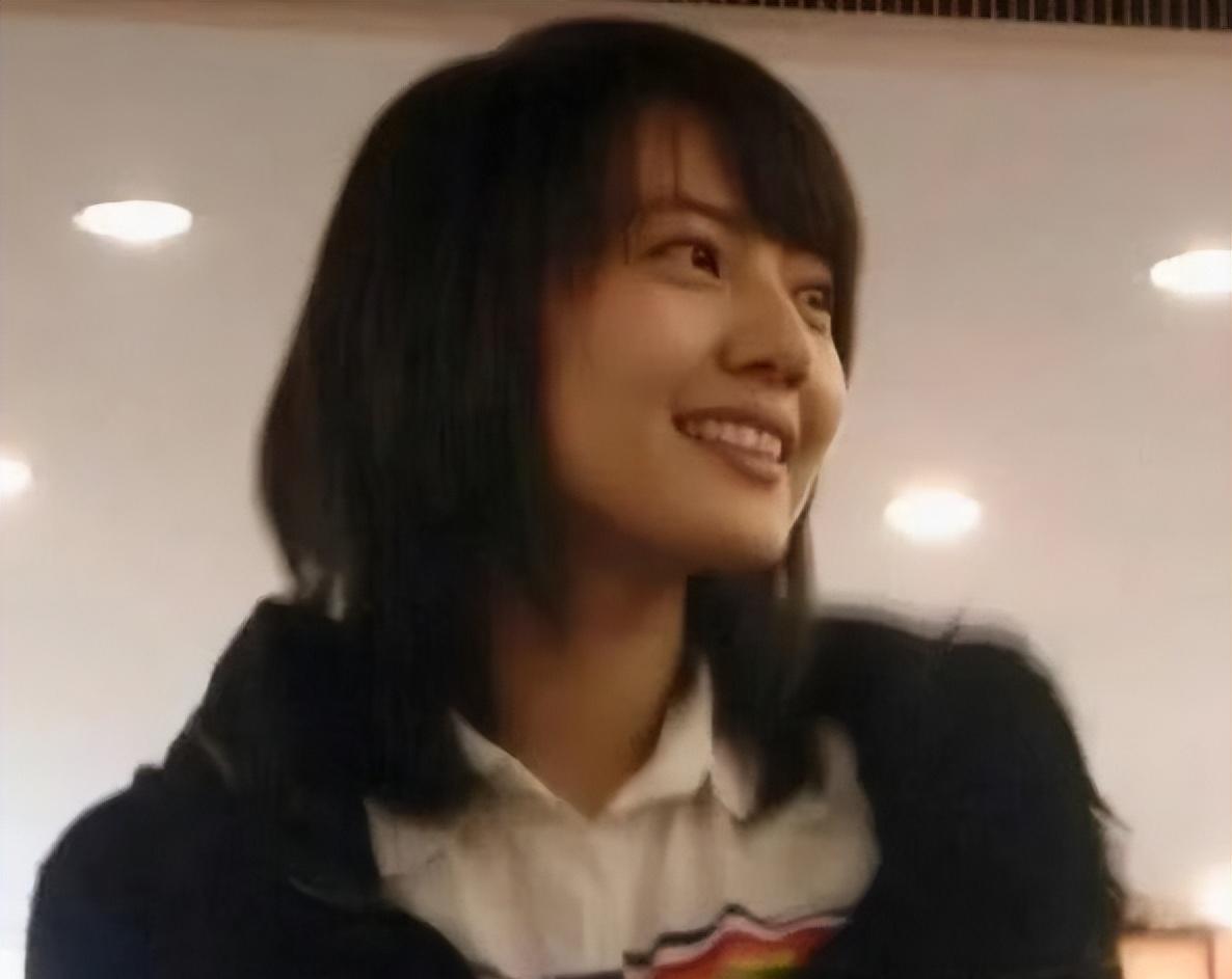 高圆圆“高中旧照”被曝出，据透露：至少10个班的男生在追她！