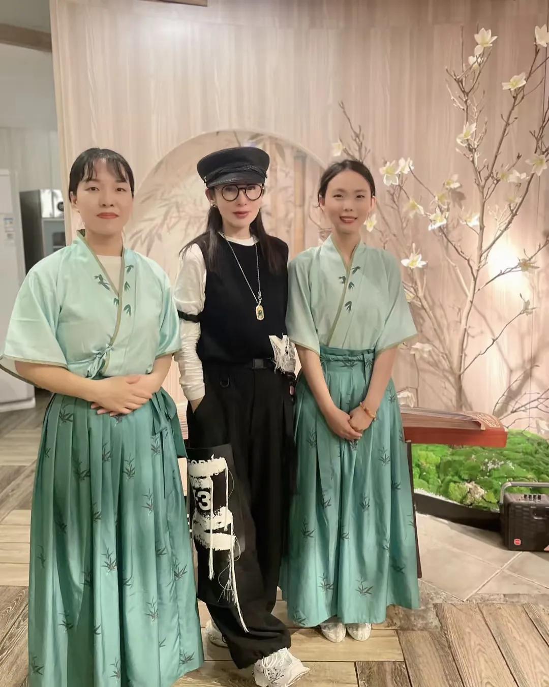 57岁张敏现身杭州，长相变化好大，变成了网红脸，身材看起来好瘦