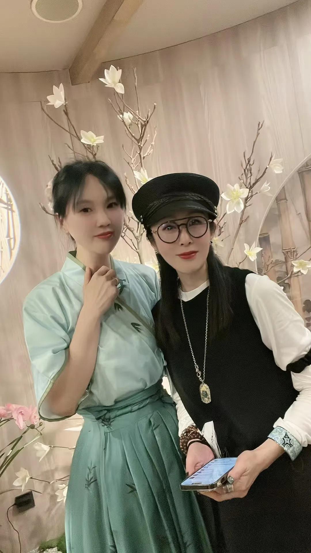 57岁张敏现身杭州，长相变化好大，变成了网红脸，身材看起来好瘦