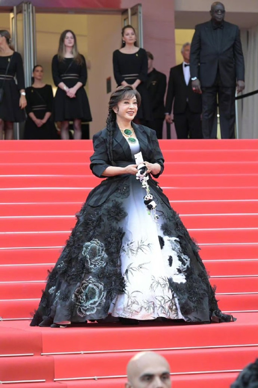 刘晓庆戛纳开幕式红毯戴巨型翡翠，文化自信闪耀！