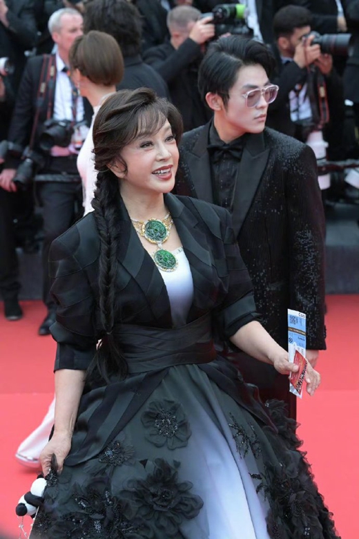 刘晓庆戛纳开幕式红毯戴巨型翡翠，文化自信闪耀！