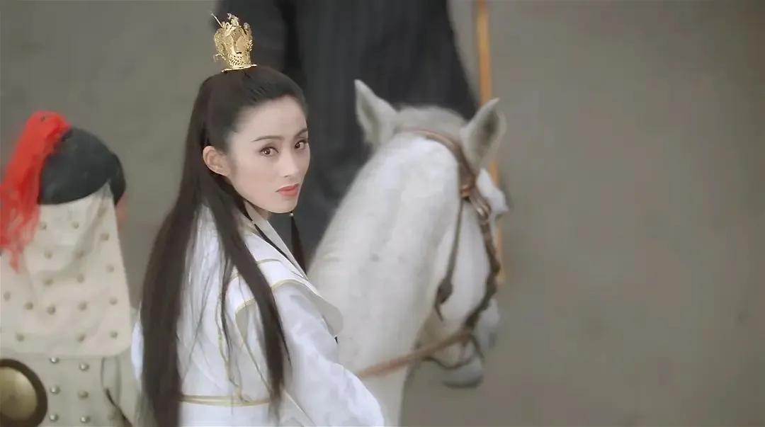 57岁张敏现身杭州，长相变化好大，变成了网红脸，身材看起来好瘦