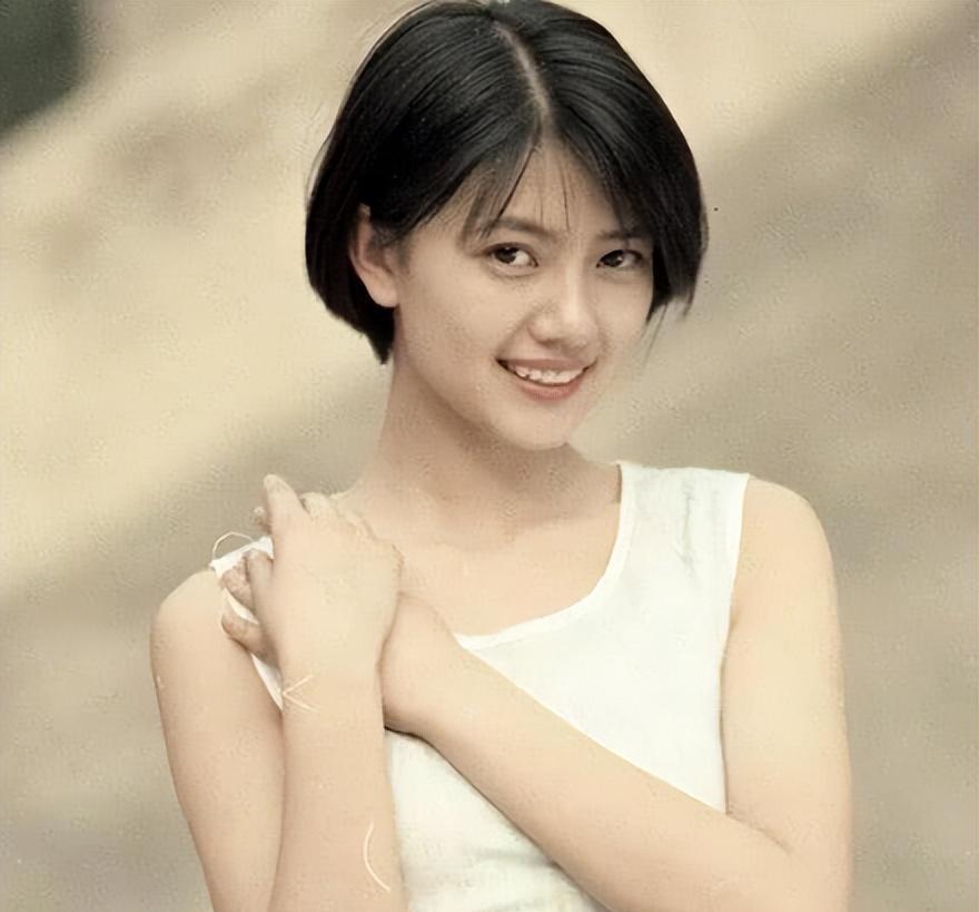 高圆圆“高中旧照”被曝出，据透露：至少10个班的男生在追她！