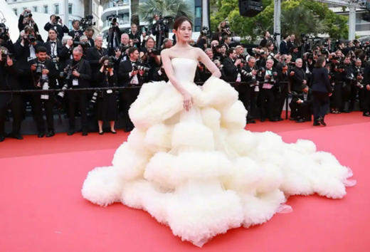 刘晓庆戛纳开幕式红毯戴巨型翡翠，文化自信闪耀！